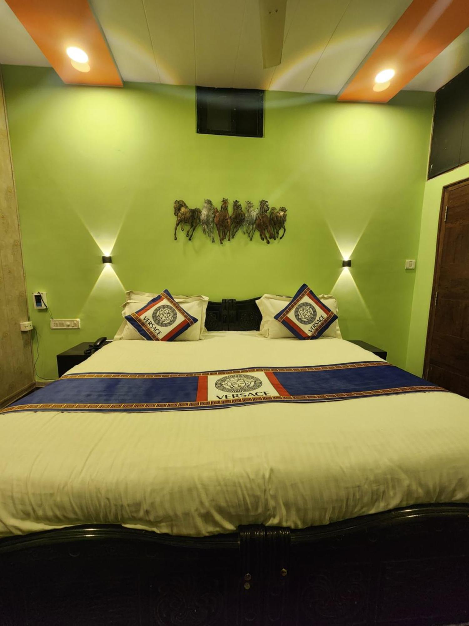 Shaleen Elegance Homestay Nakki Lake 400 Meters Mount Âbû Extérieur photo